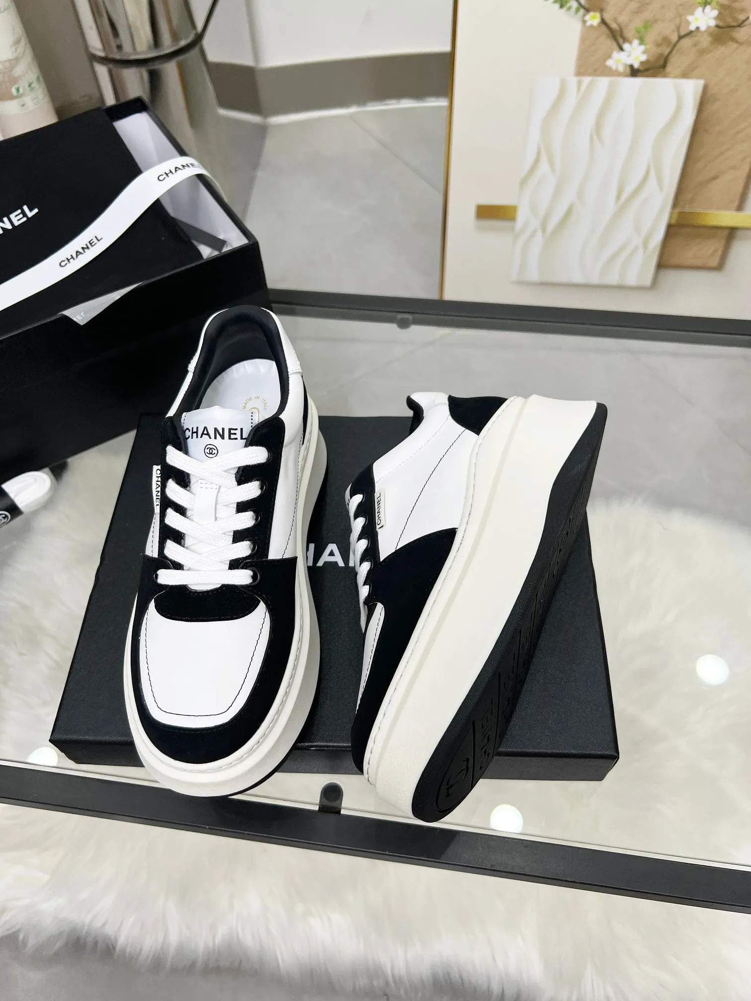 👟👟Ex-factory price 480👟👟 CHANEL 25C spring and summer new sports shoes official website is available at the same time ❤️ Counter out-of-stock kings. Major bloggers are recommending new styles on social days. This season’s new styles are simply eye-catching and look great on the feet. The casual casual sports style is refreshing and natural, interpreting Chanel’s fashionable femininity. The overall customization makes all sports models on the market at that time obsolete. This series is now available for sale! The upper is made of custom imported pebbled calf leather ➕ custom frosted calf leather. The lining is made of original one-to-one professionally customized mesh. Hardware accessories. Original full set of molds (not common in the market). Original custom molded TPU combination outsole. Height 4 cm. Women's size 35-39.